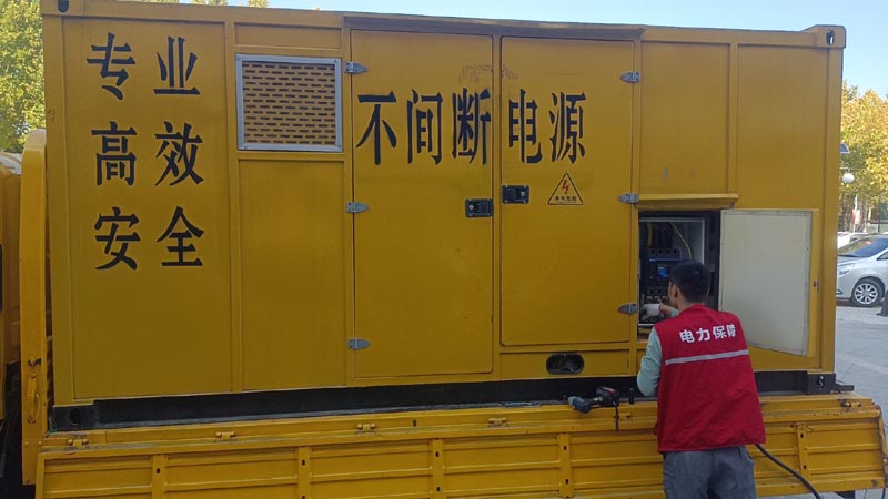 平坝柴油发电机组和UPS电源配合使用时，如何避免切换过程中的电力中断？